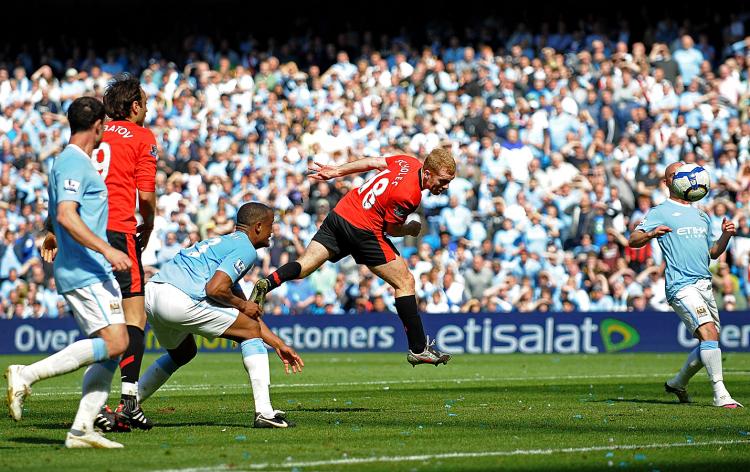 GOLDEN OLDIE: Paul Scholes (No. 18) heads in the winner against arch rival Manchester City on Saturday. (Laurence Griffiths/Getty Images)