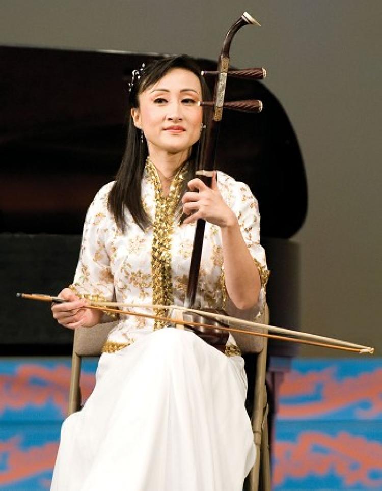 Ms. Qi Xiaochun, erhu soloist with world-renowned Shen Yun Performing Arts.