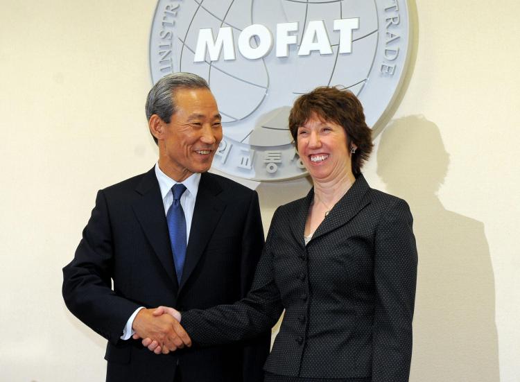 South Korean Trade Minister Kim Jong-Hoon (L) shakes hands with EU Trade Commissioner Catherine Ashton (R) during their meeting in Seoul on January 19, 2009. (Jing Yeon-Je/AFP/Getty Images)