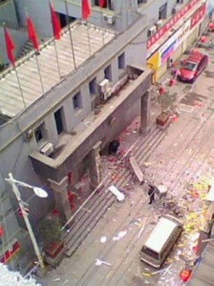 The explosion tore away one of the four pillars in front of Beihe government office building. (Chinese Blogger)