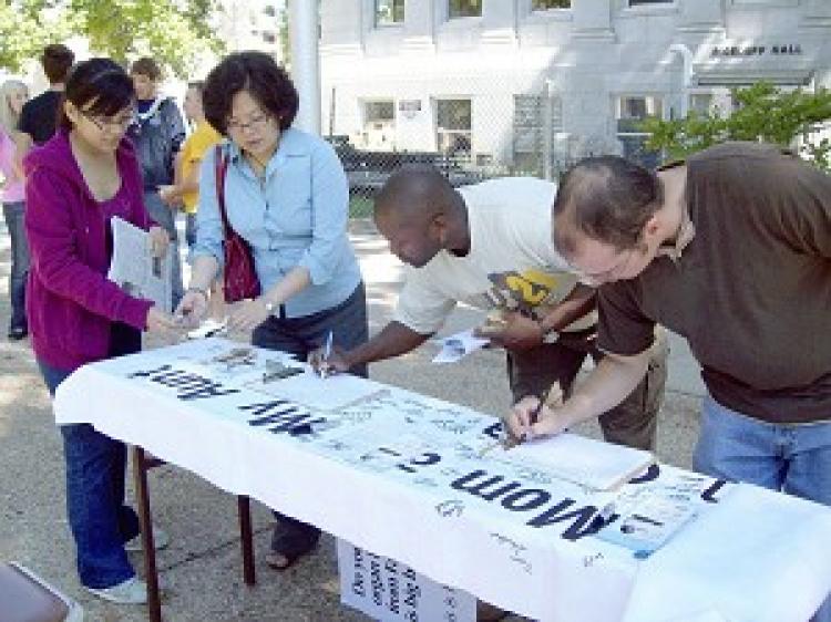 Pang Jin collects signature on campus as an effort to rescue her mother.  (The Epoch Times)