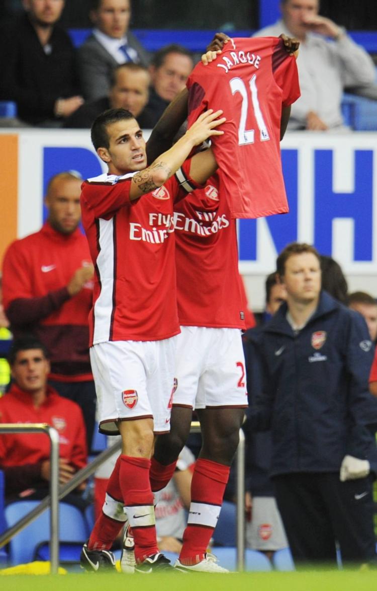 IN HONOR: After scoring his team's fifth goal, Arsenal's Cesc Fabregas holds aloft a shirt dedicated to Espanyol captain Daniel Jarque who passed away recently. (Michael Regan/Getty Images)