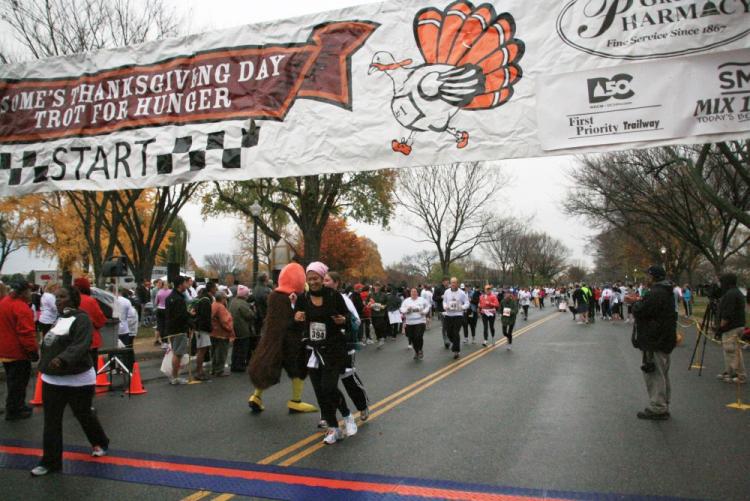 Crosing the finish line in a 5K Thanksgiving Day Trot for Hunger held in Washington DC Nov 25. (Andrea Hayley/Epoch Times Staff)