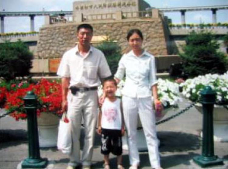 Liu Jinglu, Sun Lixiang and their son. (The Epoch Times)