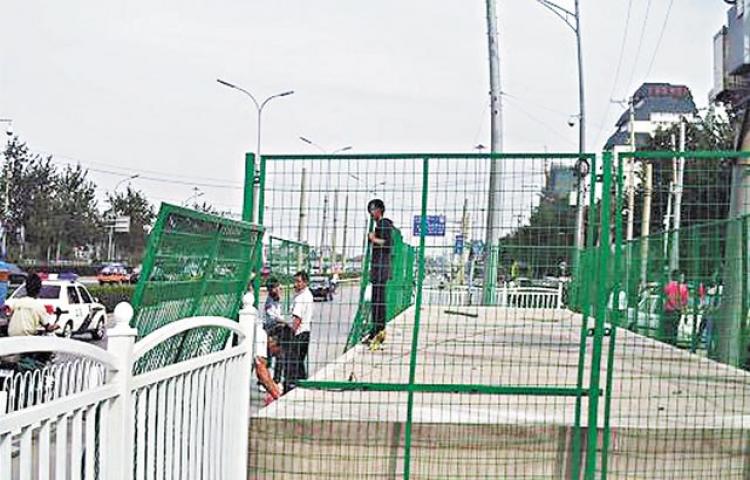 Beijing authorities set up wire fences to block petitioners from gathering. (Blogger image via Apple Daily)