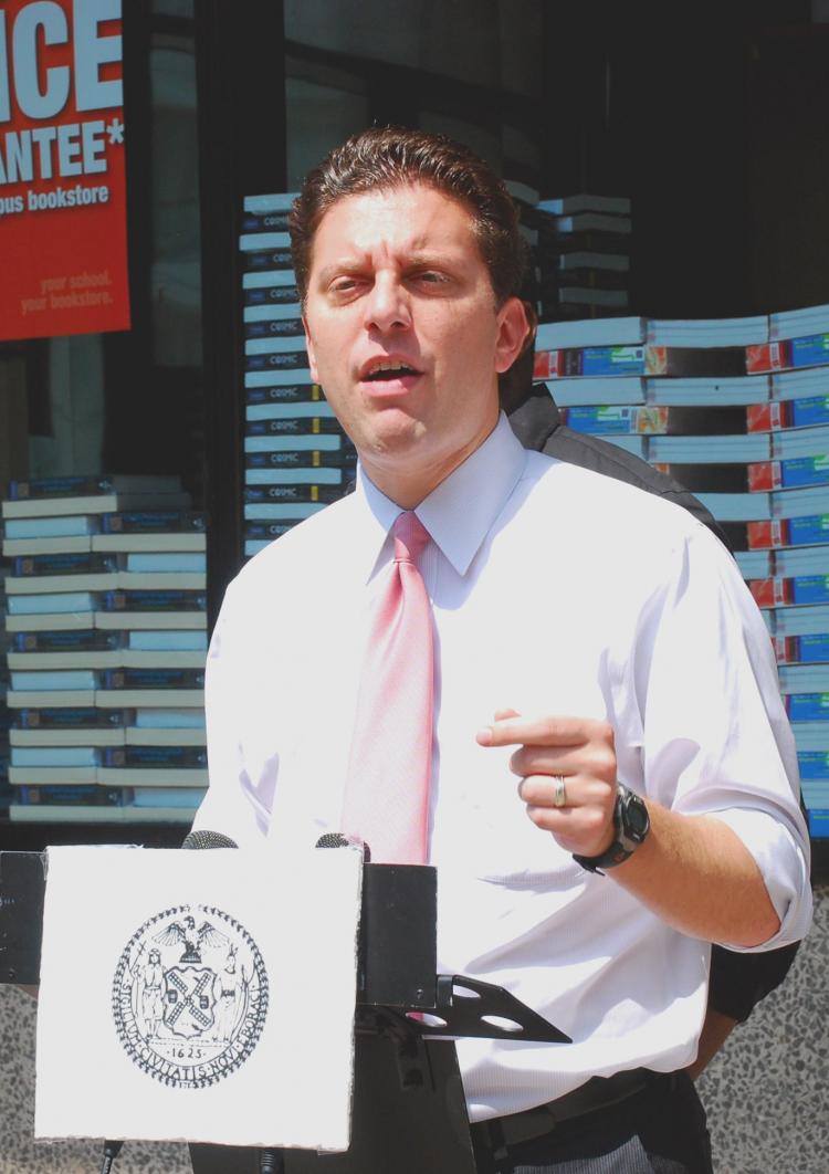 Councilman Eric Gioia discussed the increasing trend of obesity in students and fast food restaurants nearby and charted the correlation in front of PS 234, across the street from a McDonald's restaurant. (Catherine Yang/The Epoch Times)