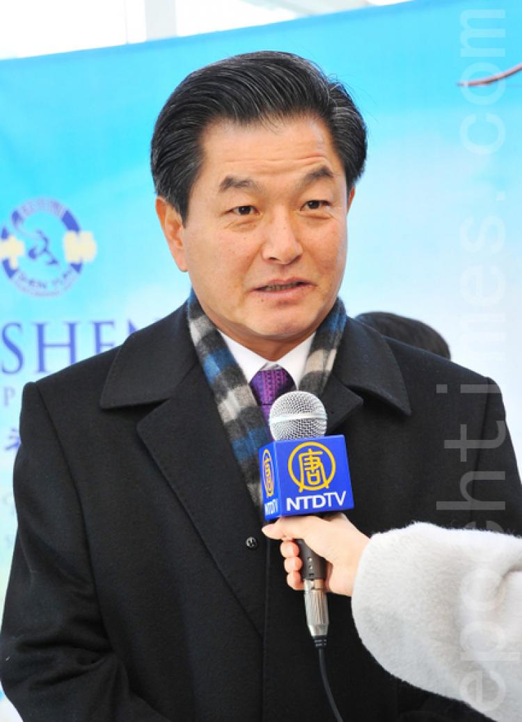 Korean National Assemblyman Shin Hack Yong makes it to the Shen Yun Performing Arts International Company's premiere in Goyang Arum Nuri on Jan. 29, 2011. (Lee You-jeong/Epoch Times Staff)