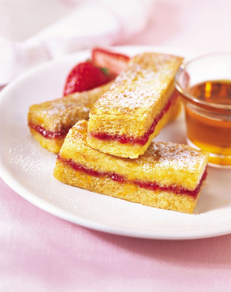 Make the grade with back-to-school breakfasts such as French Toast Fingers. A protein-rich breakfast including eggs provides children with the energy their growing minds and bodies need to kick-start the day. (CNW Group/Egg Farmers of Canada)