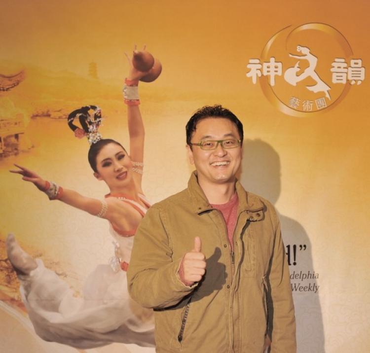 Yeong-Chan Gwon, a famous comedian, gives thumbs-up for Divine Performing Arts. (The Epoch Times)