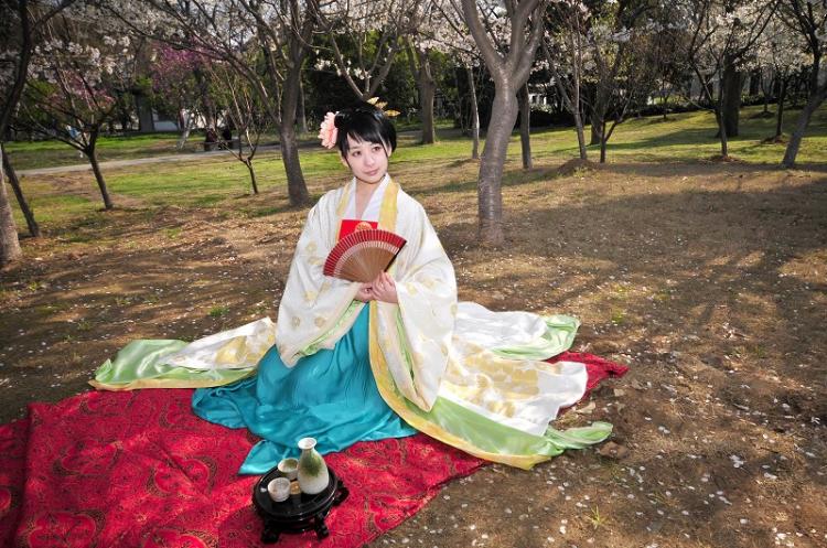 A girl models Han couture designed and handcrafted by designers Xiao Xiong and Jia Tong. (The Epoch Times) A girl models Han couture designed and handcrafted by designers Xiao Xiong and Jia Tong. (The Epoch Times)