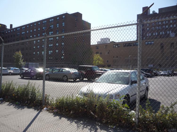 NO DEAL: Harlem residents learned from their community board that this City-owned lot at Park Ave. and 108th St. might be sold to a real estate developer for $1. Residents are trying to convince the City not to go forth with the deal.  (Christine Lin/Epoch Times)