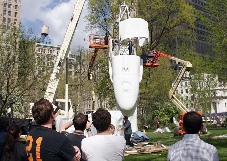 UNDER CONSTRUCTION: Crane operators install a 44-foot-tall sculpture in Madison Square Park on Tuesday. (Zack Strieber/The Epoch Times)