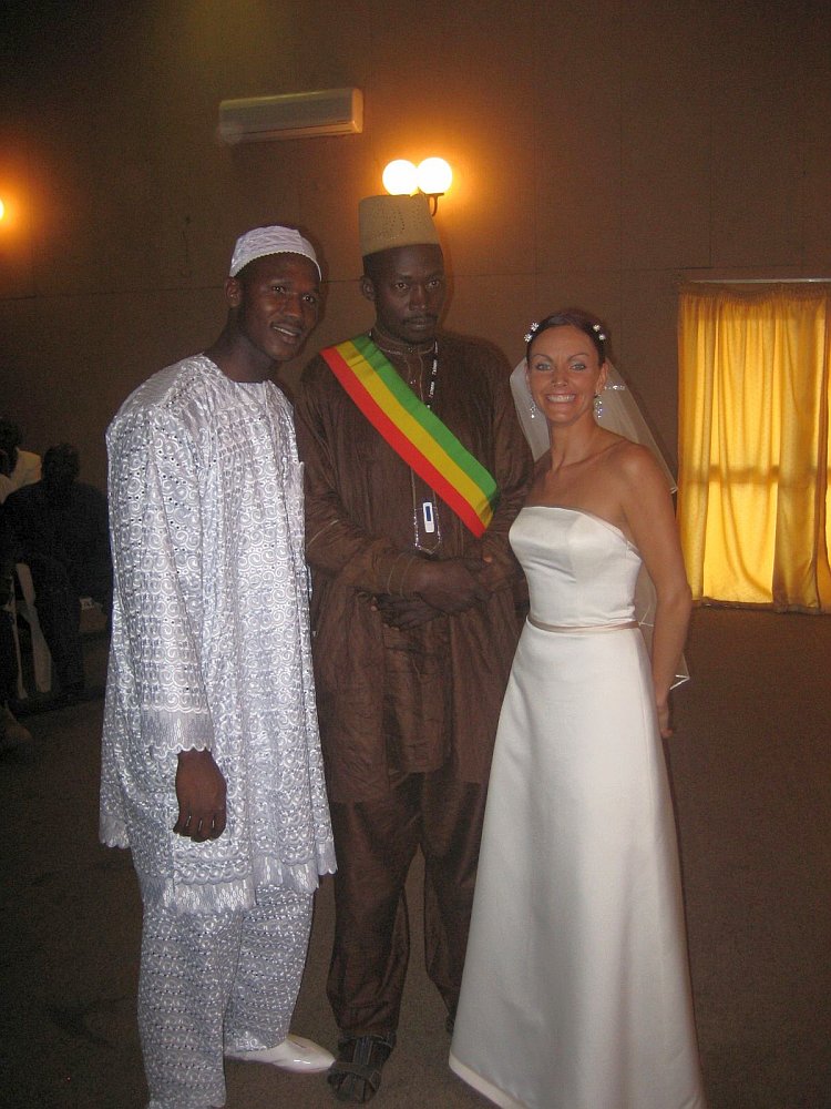 Lainie Towell and Fodé Mohamed Soumah (L) on their wedding day in Guinea, West Africa
