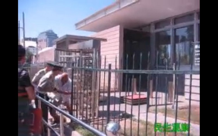 A screenshot of a video apparently showing 76-year-old Chinese petitioner Yu Haobo being taken away by police in Hebei Province after attempting to seek help from the U.S. Embassy. (YouTube.com)