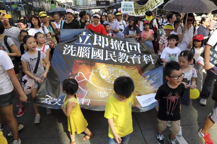 Police officers purposely deviated Falun Gong practitioners who were marching from the planned route to a remote area. (Pan Jingqiao/The Epoch Times)