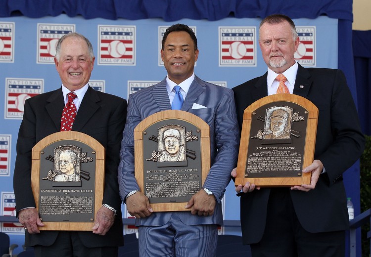 HAAL-OF-FAMERS: The 2011 Baseball Hall of Fame Inductees stand with their plaques, (L) GM Pat Gillick, (C) second baseman Roberto Alomar, and (R) pitcher Bert Blyleven in Cooperstown, New York. (Jim McIsaac/Getty Images)