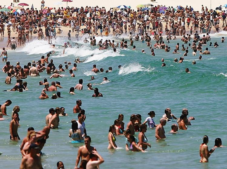 Tourists flock to a crowded Bondi beach January 1, 2006 in Sydney, Australia, with temperatures soaring to 42°C (107.6F). Meteorologists predict that nearly all of Australia may experience higher than average temperatures this summer. (Ian Waldie/Getty Images)