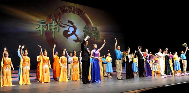 The performers accept audience adulation at the curtain call for the closing Houston show. (Dai Bing/The Epoch times)