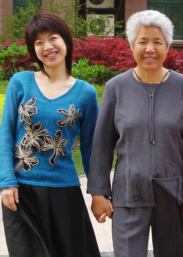 Hui Yuan Gao (L) and her mother. (Courtesy of  Hui Yuan Gao)