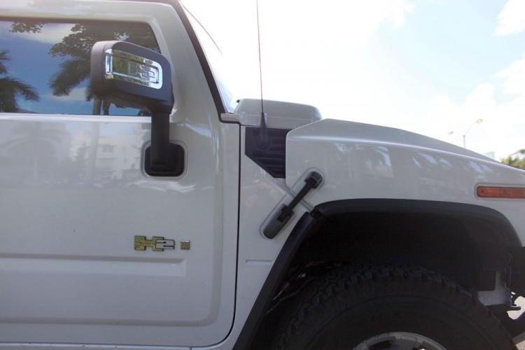 A General Motors Co. Hummer vehicle is seen in the streets October 9, 2009 in Miami, Florida. GM and China‘s Sichuan Tengzhong Heavy Industrial Machinery Co. finalized a deal to sell the Hummer to Tengzhong. (Joe Raedle/Getty Images)