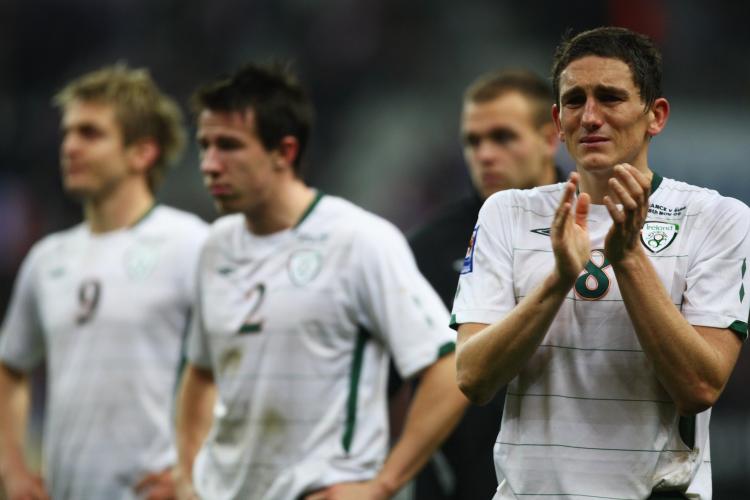 DESERVED BETTER: Ireland's Keith Andrews (right) applauds the fans as he walks off the field.  (Michael Steele/Getty Images)