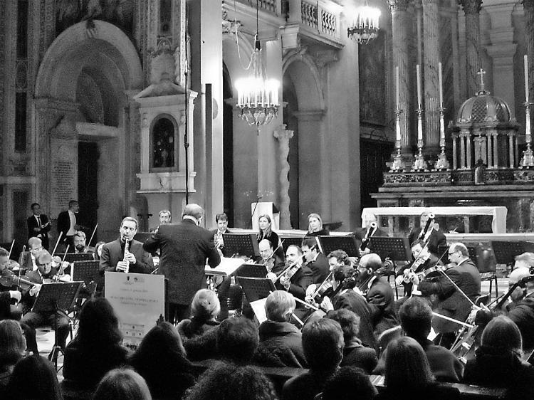 MUSIC TO REMIND: Musicians from the Institute of Symphonic Abruzzese in the the mountain city of L'Aquila perform for a Roman audience Jan. 1. Last April L'Aquila was ravaged by an earthquake and many residents are still without homes. The L'Aquila musicians say they don't want Italy to forget about the need in L'Aquila. (Dana Betlevy/Epoch Times Staff)