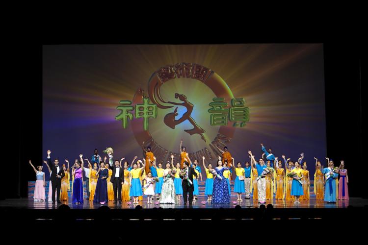 Divine Performing Arts performers wave good-bye to the full-house audience. (The Epoch Times)