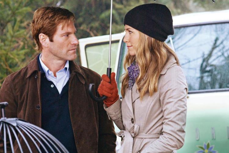 Dr. Burke Ryan (Aaron Eckhart) and Eloise Chandler (Jennifer Aniston) in the romantic drama 'Love Happens.'  (Kimberley French/ Universal Studios )