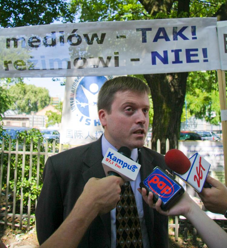 BRING IT BACK: Jan Jekielek, International Society for Human Rights (ISHR) representative in Poland, fielding questions from Polish media. (Adam Kielar/Special to The Epoch Times)