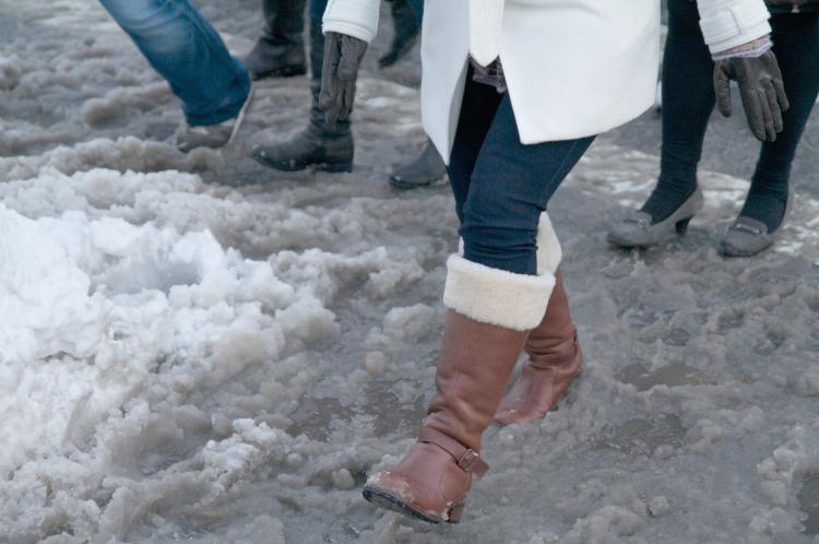 SLUSH PUPPIES: Pedestrians will be navigating the slush and the puddles over the next few days as cleanup continues after the weekend blizzard. (Tim McDevitt/The Epoch Times)