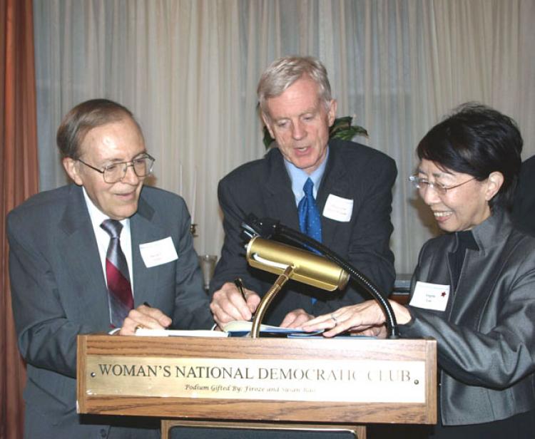 David Jones (l), a retired American diplomat, and David Kilgour (c), former Canadian Secretary of State for Asian Pacific, spoke June 15 at the Women's National Democratic Club in Washington, D.C. Kilgour is coauthor of 'Bloody Harvest Report into Allegations of Organ Harvesting of Falun Gong Practitioners in China,' and Kilgour and Jones are coauthors of 'Uneasy Neighbors.' Jones spoke about U.S.-Canada relations. (Jenny Jing/The Epoch Times)