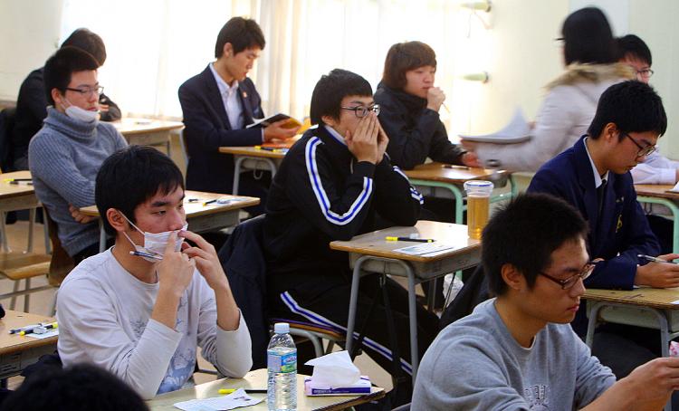 IN CLASS: South Korean students prepare to take the College Scholastic Ability Test, a standardized exam for college entrance, outside a high school in Seoul on Nov. 12, 2009. (Chun Young-Han/AFP/Getty Images)