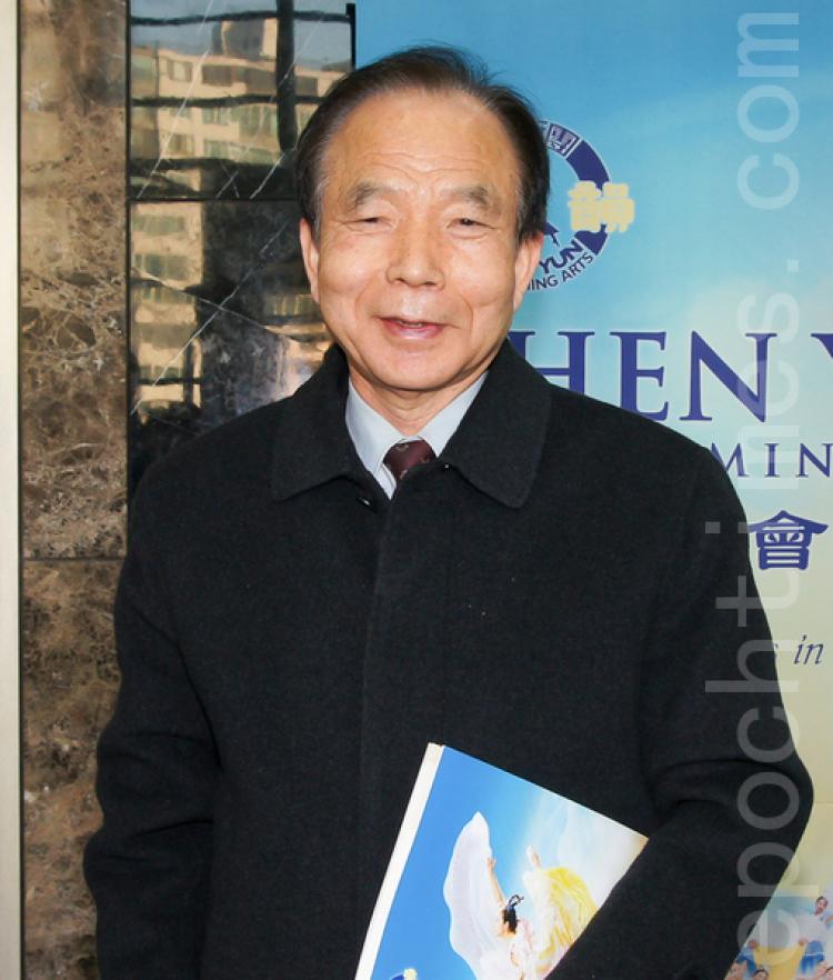 Mr. hyung-kyu kim, Professor Emeritus of the Kyungpook National University, praises Shen Yun Performing Arts Inaternational Company's show after watching it in Daegu, Korea. (The Epoch Times)