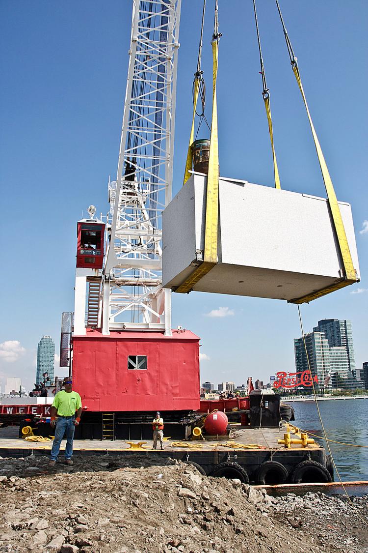 GIANT PILLAR: A crane delivers a 36-ton granite pillar to the south tip of Roosevelt Island on Monday, Sept. 13. The pillar is one of 24 that will comprise part of the Franklin D. Roosevelt Four Freedoms Park, to completed in two years. (Andrea Hayley/Epoch Times Staff)