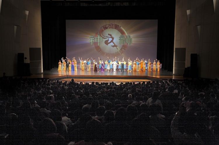 Divine Performing Arts International Company takes its curtain call in Tainan.  (Lian Li/The Epoch Times)