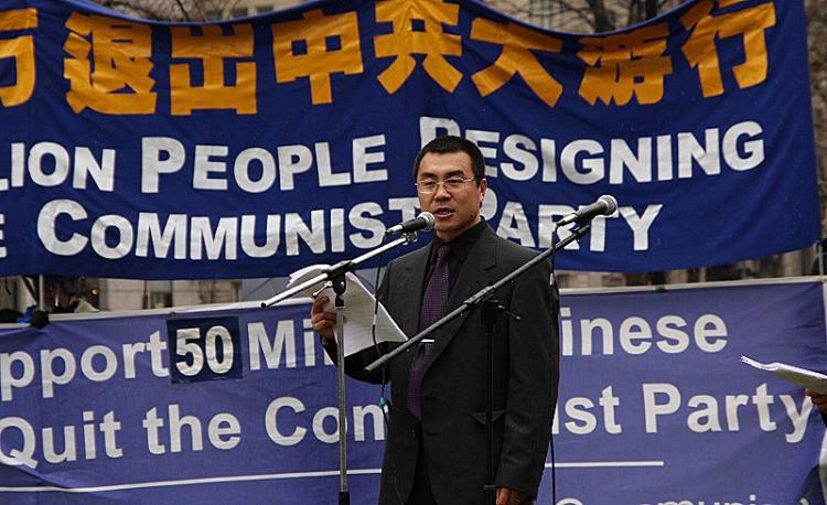 Former communist agent Li Fengzhi, celebrates his resignation, along with fifty million other Chinese people, from the Chinese Communist Party, on March 15, 2009. (Lisa Fan/Epoch Times)