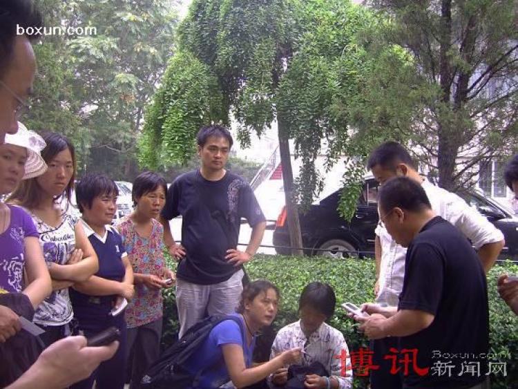 Li Ruirui's fellow petitioners gather to discuss the tumultuous course of events. (boxun.com)