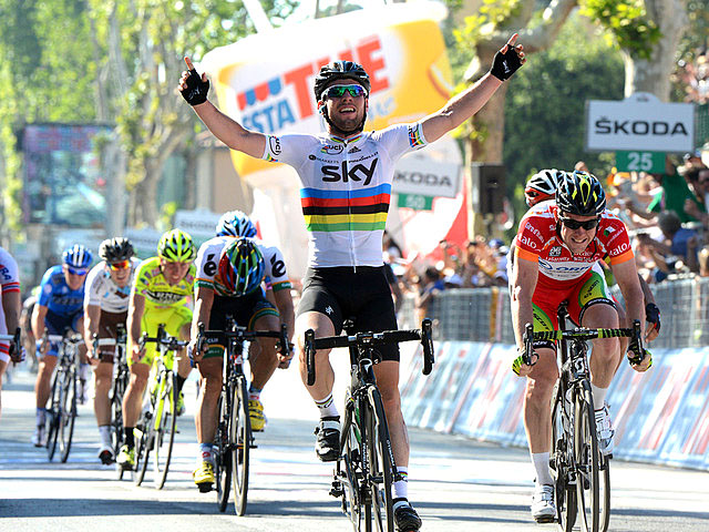 Sky's Mark Cavendish, in his rainbow-banded World Champion's jersey, beats Matt Goss in his red points leader jersey in Stage Five of the Giro d'Itlaia. (teamsky.com)