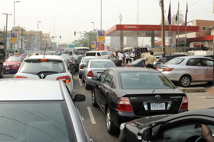 Motorists line up to buy fuel in Nigeria