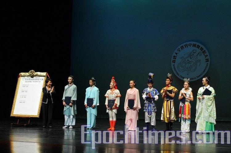 Eight dancers from the Asia-Pacific preliminary contest move on to the next round in the second World Chinese Classical Dance Competition.  (Wu Buhua/The Epoch Times)
