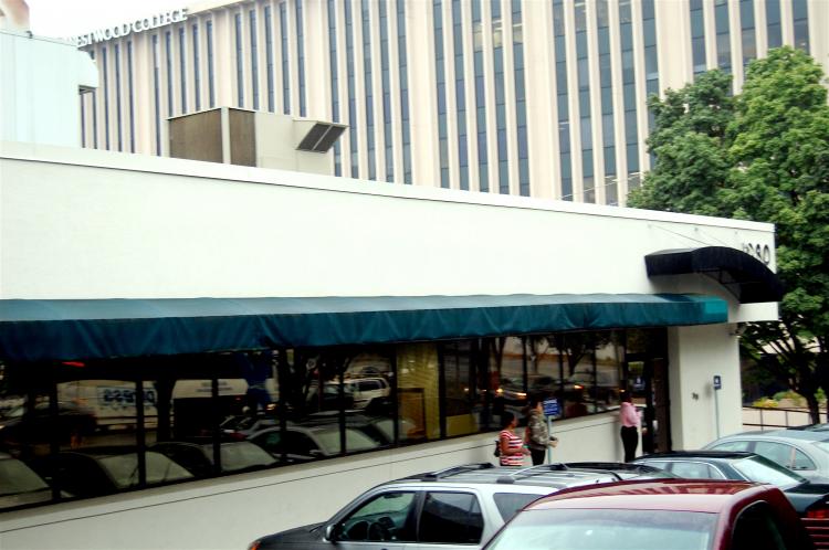 The parking lot at Senator Obama's Atlanta headquarters is full of cars on a recent weeknight. (Mary Silver/The Epoch Times)