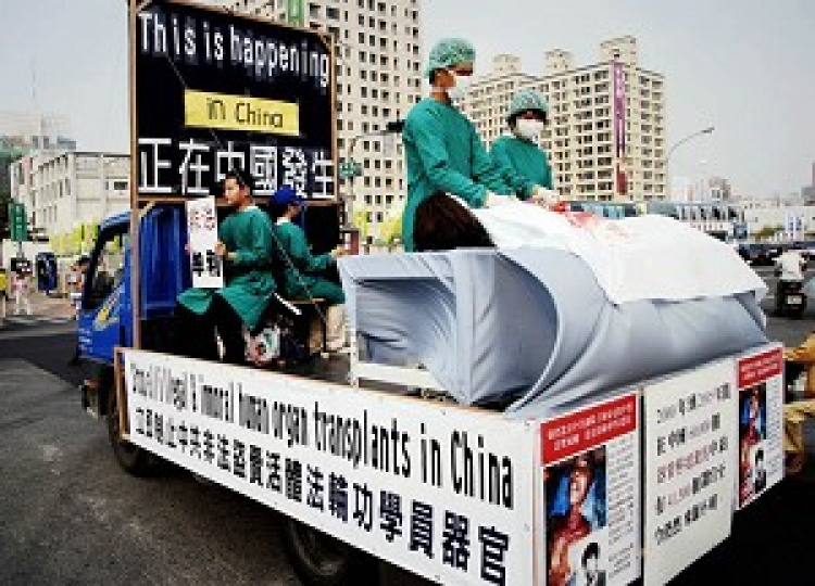 A re-enactment of the Chinese Communist Party's brutal crime of harvesting organs from live Falun Gong practitioners. (The Epoch Times)