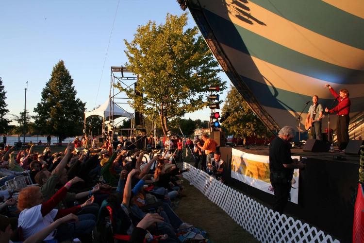 The audience at the 2007 Ottawa Folk Festival participates in the 'Alligator Song' performed by The Arrogant Worms. (Joyce MacPhee)