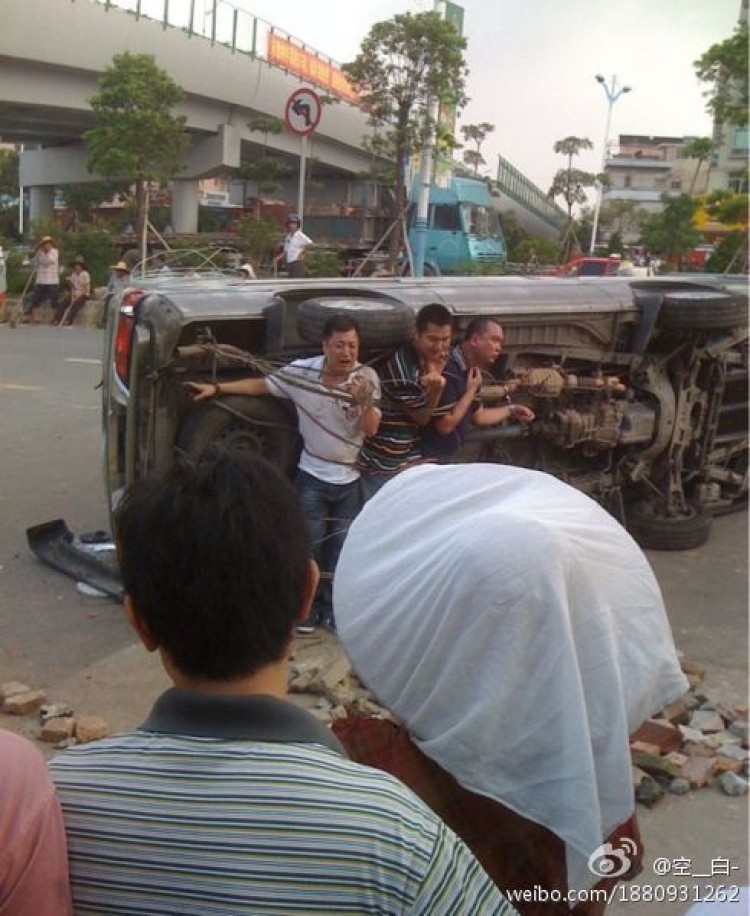 Three policemen tied to a truck beg for their lives on July 23, in Guangdong. (Weibo.com)