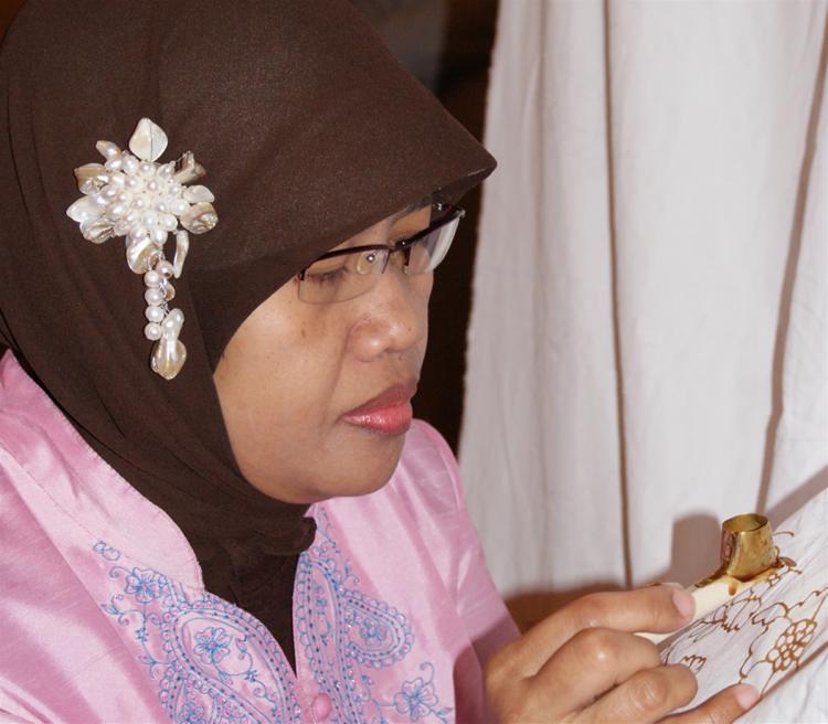 A woman creates traditional Javanese batik at the Indonesian Consulate.  (June Kellum/The Epoch Times)