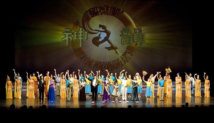 The performers respond to the applauding audience. (The Epoch Times)
