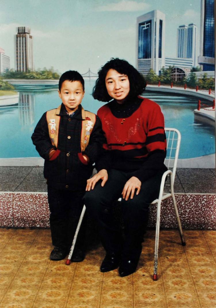 Yan Pingjun of Heibei (R) and her son before she was abducted by Chinese police on Aug. 2. (Clearwisdom.net)