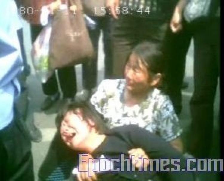 A maltreated petitioner trying to commit suicide due to desperation enraged fellow petitioners. (The Epoch Times)