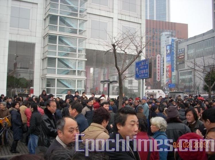 Petitioners wait in front of Shanghai Complaint Office after the New Year holidays. (The Epoch Times)