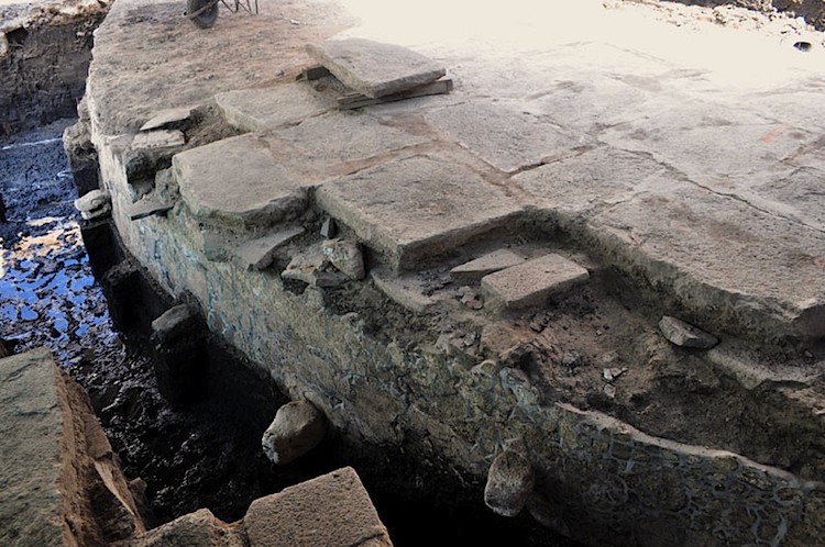 The stone platform is about 15 meters in diameter, 1.5 meters high, and is decorated with carvings of serpent heads. (INAH)